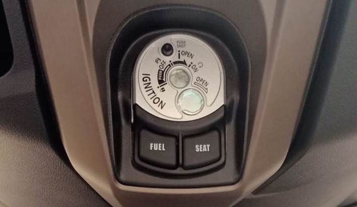 Panel rumah kunci Yamaha All New NMAX dilengkapi tombol FUEL (membuka tutup tangki bensin) dan SEAT(membuka jok)