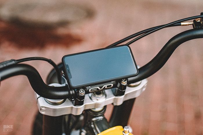 Kokpit dengan smartphone sebagai speedometer