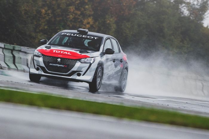 Peugeot 208 Rally 4 sedang melakukan tes di jalan basah