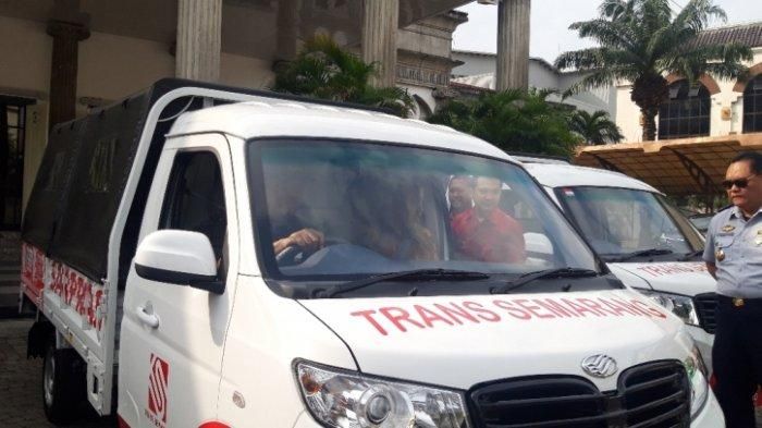 Hendi menjajal pikap Esemka Bima di halaman Balai Kota Semarang, Jumat (31/1/2020). (TRIBUN JATENG/EKA YULIANTI FAJLIN)