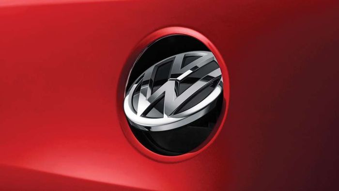 Kamera belakang VW Polo tersembunyi di balik logonya