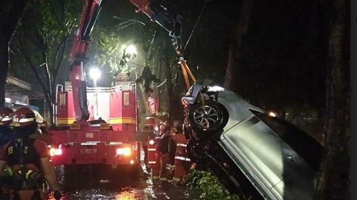 Proses evakuasi Daihatsu Sigra yang terjun ke parit sedalam dua meter di Gayungan, Surabaya, Jatim