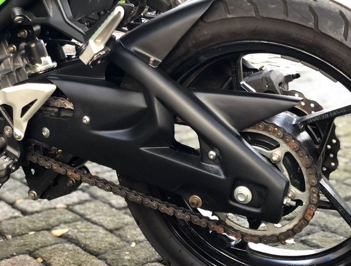 Swing arm model ZX-10R dari bahan fiber