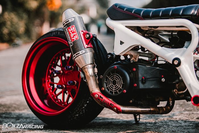 Pakai muffler Yoshimura biar gahar