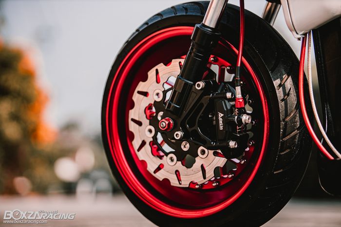 Garpu dan kaki depannya