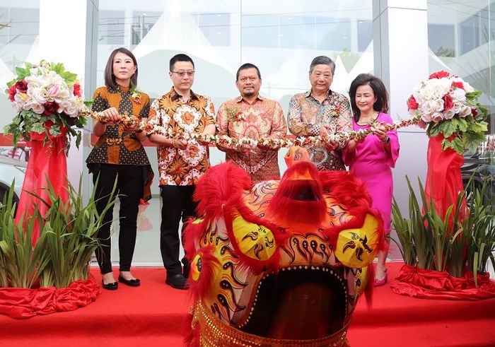 Wuling bersama Kumala Group menambah jaringan diler 3S di Sulawesi dengan peresmian Wuling Kumala Manado.