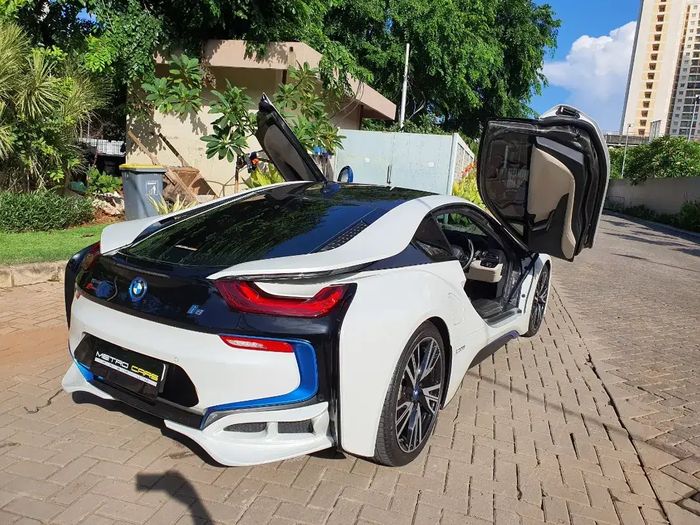 Tampilan belakang BMW i8