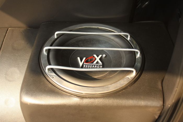 Subwoofer dengan boks custom mengadap ke atas, suara sampai ke depan