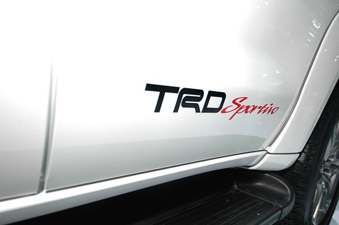Toyota Fortuner memakai aksesori TRD Sportivo