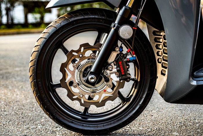 Kaliper Brembo dengan piringan cakram model floating