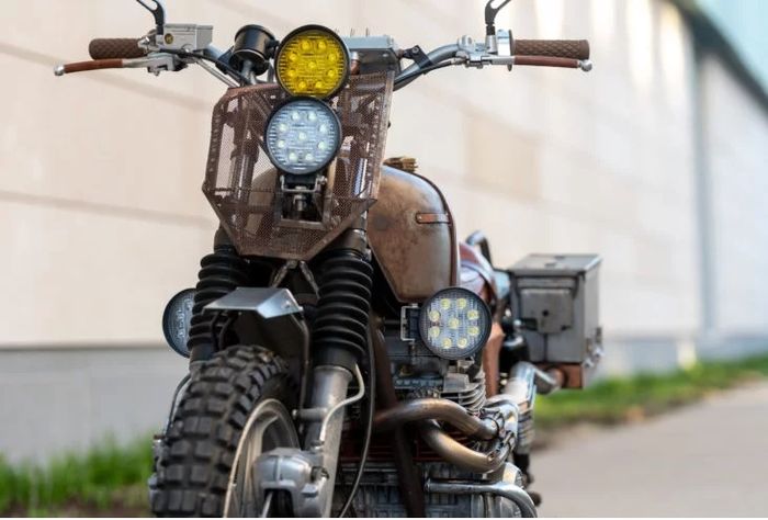 Sepasang headlamp dan sepasang lampu tambahan yang bisa dinyalakan sendiri-sendiri