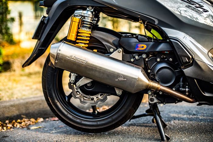 Muffler LeoVince 4Road dengan shock Ohlins TTX