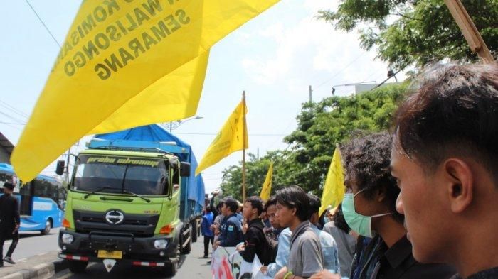 Aksi demonstrasi mahasiswa menentang kebijakan Presiden Jokowi