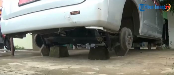 Daihatsu Gran Max keempat roda hilang dicuri
