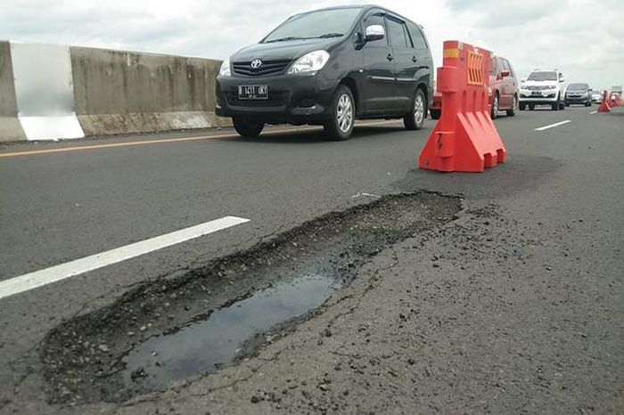 Ilustrasi jalan tol berlubang akibat genangan air hujan