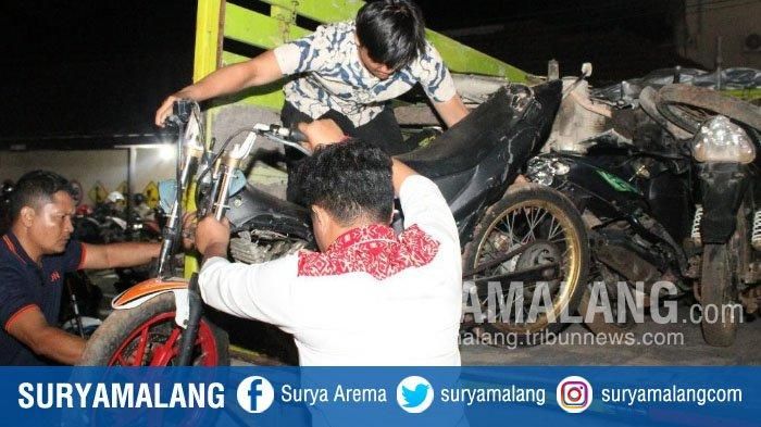 Penggerebekan gudang penyimpanan motor bodong di Desa Jetrebung, Kecamatan Tanjung Bumi, Bangkalan, Selasa (4/2/2020). 