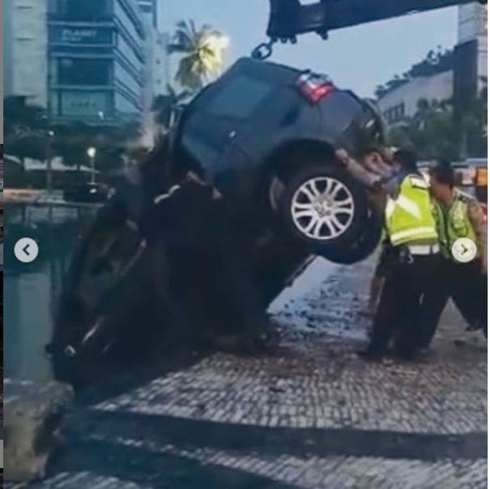 Proses evakuasi Land Rover Freelander menggunakan crane