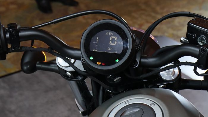 Spidometer model baru, posisinya masih tepat di atas setang Honda Rebel 500