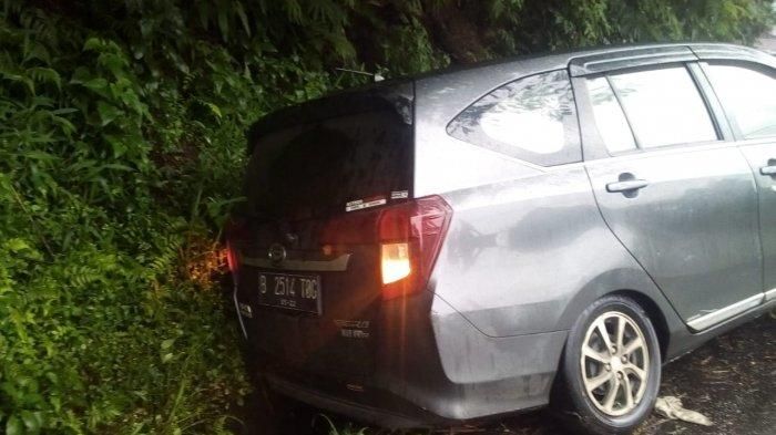 Bodi Daihatsu Sigra ditumbuk Daihatsu Luxio hingga menggencet Honda Vario yang terjatuh