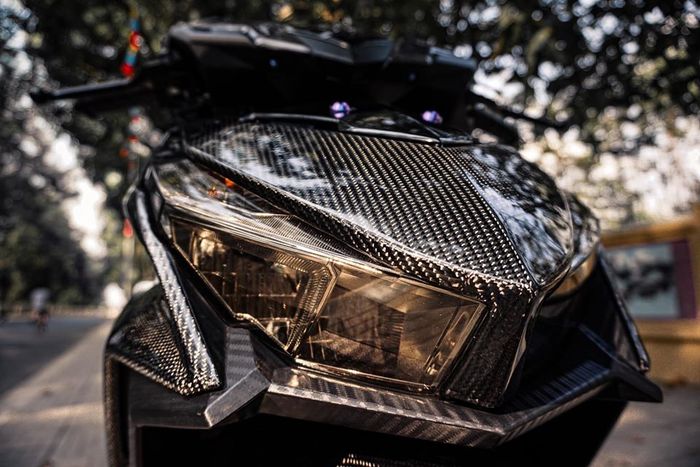 Serat karbon di bagian dadanya