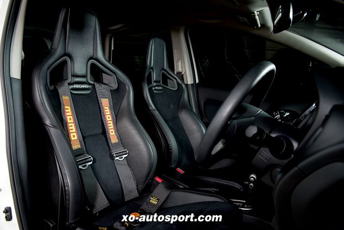 Kabin juga tampak diubah jadi sporti