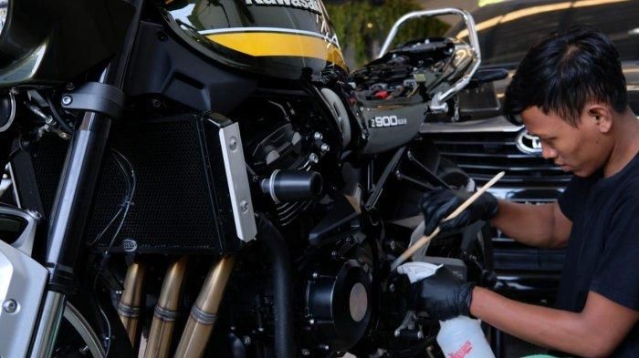 Proses pengerjaan di RedCar Auto Detailing