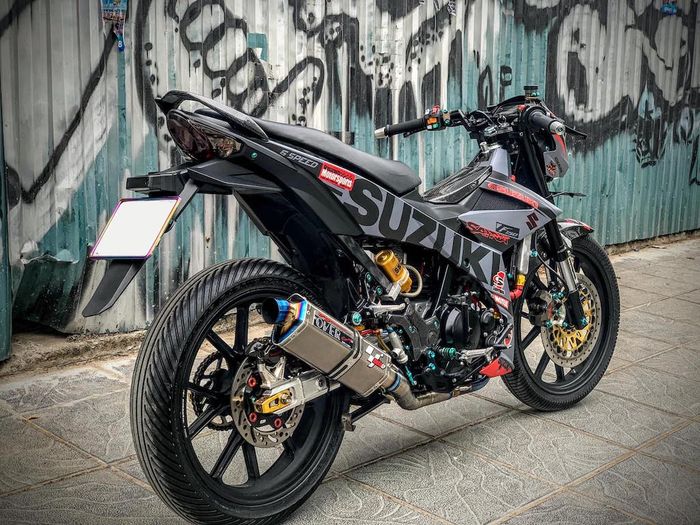 Finishing ala Suzuki Ecstar MotoGP dengan warna gelap bikin sempurna