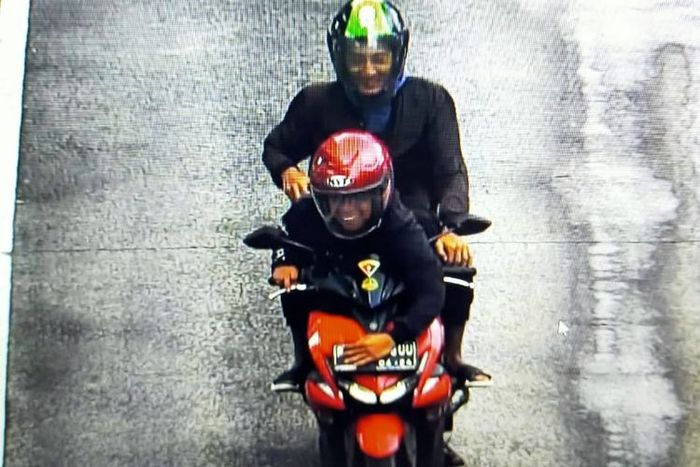 Ilustrasi pengendara Yamaha Aerox 155 tutupi pelat nomor hindari rekaman CCTV tilang elektronik