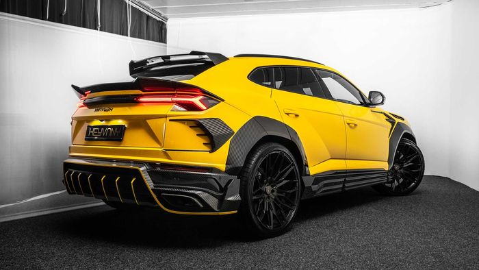 Tampilan belakang modifikasi Lamborghini Urus dengan tampilan gahar