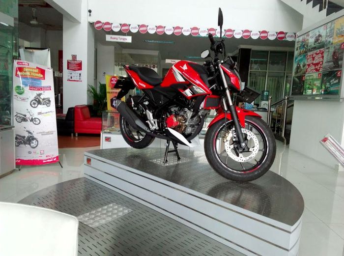 Buruan disikat, promo motor sport Honda CB150R berupa diskon sampai Rp 4 juta.