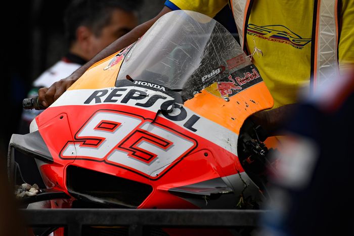 Honda RC213V 2020 Marc Marquez usai terjatuh di tikungan terakhir sirkuit Sepang di tes MotoGP Malaysia hari ketiga (9/2).