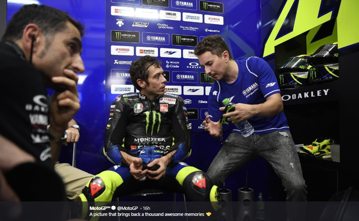 Pembalap Monster Energy Yamaha, Valentino Rossi (kiri), mendengarkan saran dari Jorge Lorenzo saat tes pramusim MotoGP 2020 di Sirkuit Sepang, Malaysia, 8 Februari 2020.