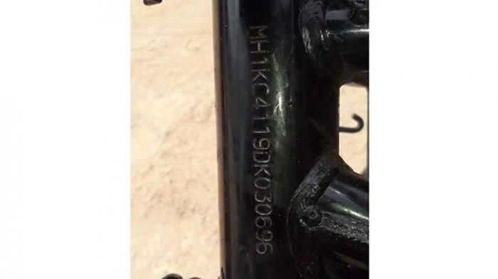 Nomor Rangka Honda Cb150R SreetFire yang sudah dipreteli bersisa sasis di semak-semak