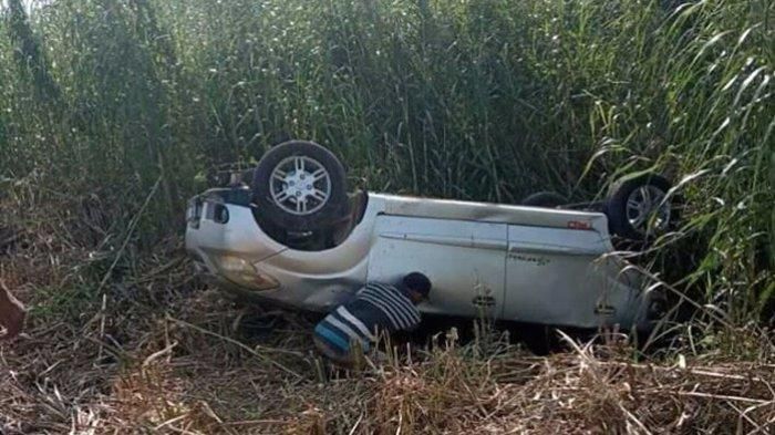 Daihatsu Xenia jungkir balik di semak-semak setelah terlibat kecelakaan tunggal