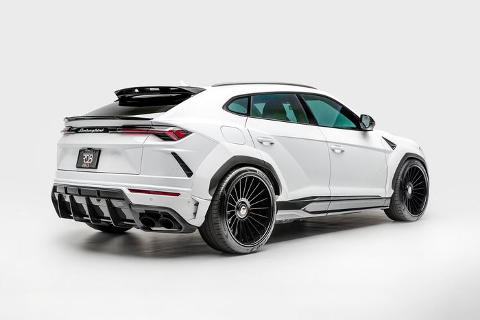 Tampilan belakang Lamborghini Urus hasil garapan 1016 Industries