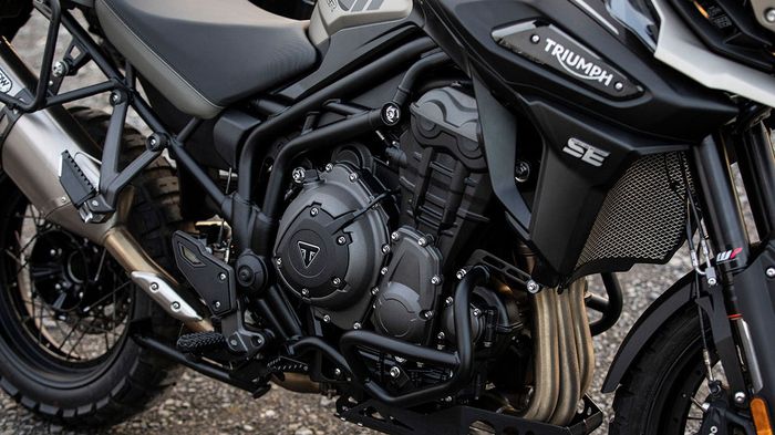 Engine bar yang melindungi mesin 1.215 cc tiga silinder pada Triumph Tiger 1200 Desert Edition