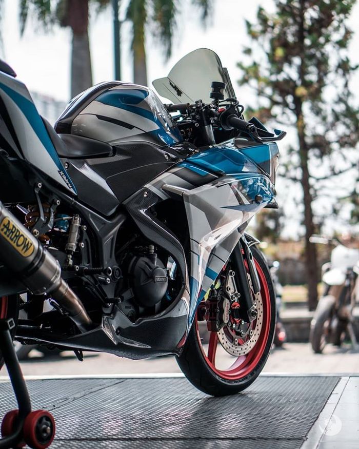 Knalpot Arrow menjadi pelengkap Yamaha R25 dari RS27 Motoshop ini