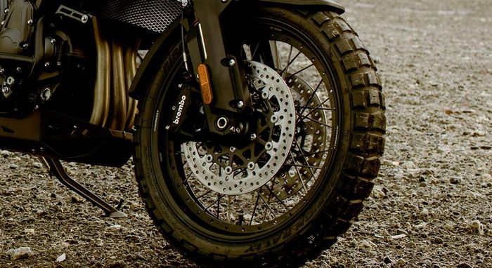 Kaki depan Triumph Tiger 1200 Desert Edition