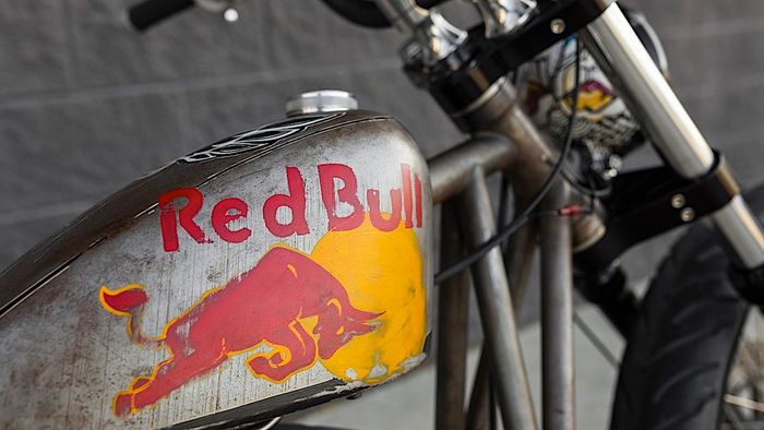 Logo Red Bull pada tangkinya