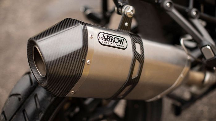 Knalpot titanium yang dibalut karbon buatan Arrow pada Triumph Tiger 1200 Desert Edition