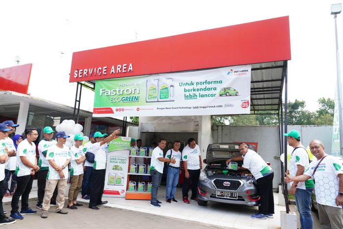 Simbolis peluncuran Fastron Ecogreen di SPBU COCO Pertamina Plaju.