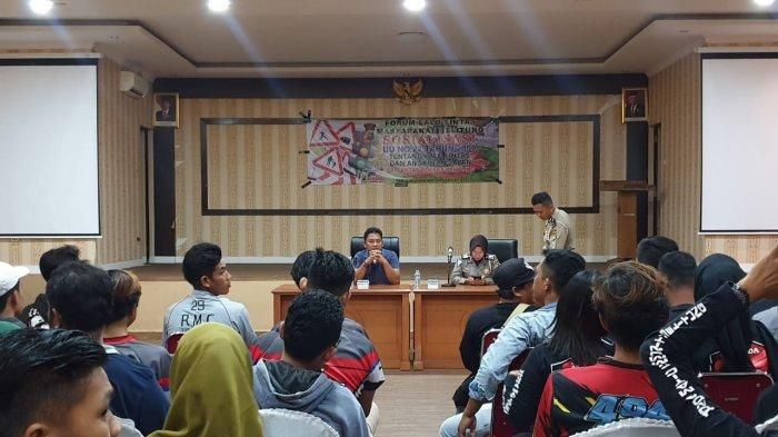 Kasatlantas Polres Belitung AKP Iman Teguh mengisi acara Berantas Buram di aula tri brata Polres Belitung, Jumat (10/2/2020).