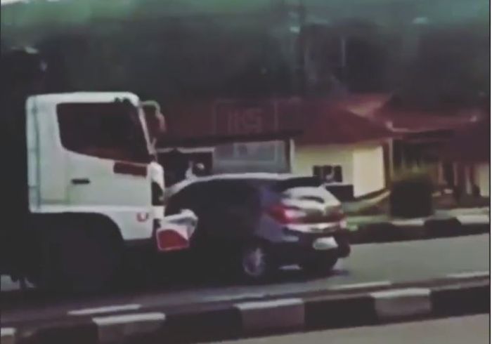 Detik-detik All New Honda Brio diseret truk tronton