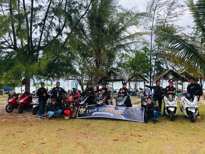 Para peserta PCX Tour De Bintan foto bersama saat melakukan istirahat 