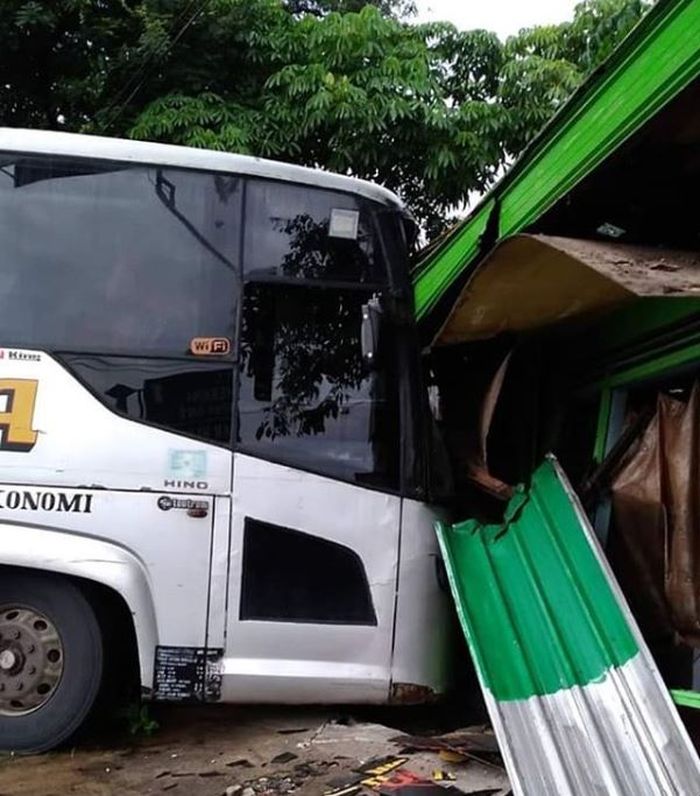 Kondisi bus MIRA dan kios usai kecelakaan terjadi