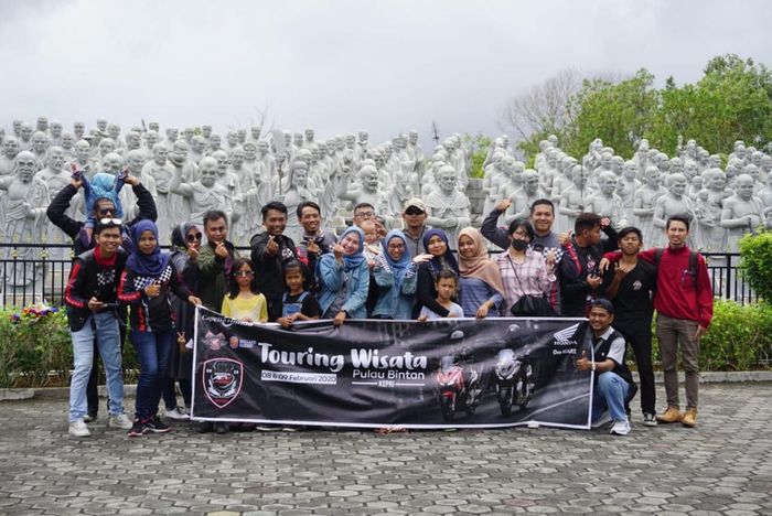 Komunitas Honda ADV Batam foto bersama di Patung Seribu