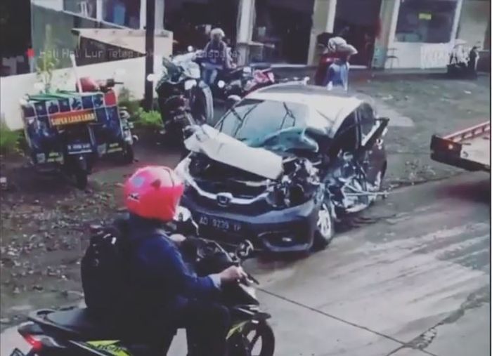 Kondisi terakhir All New Honda Brio yang terseret truk tronton