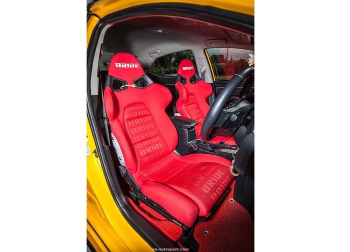 Kabin juga diubah jadi sporti namun tetap simpel