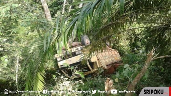 BREAKING NEWS: Tak Kuat Menanjak di Tebing Maut, Truk Bermuatan Puluhan Siswa Masuk Jurang di Lahat, Rabu (12/2/2020). (SRIPOKU.COM/EHDI AMIN)
