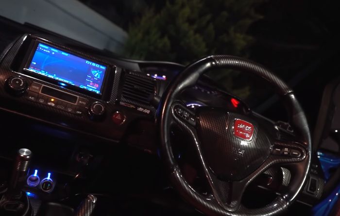 Serat karbon juga tersebar di bagian kabin